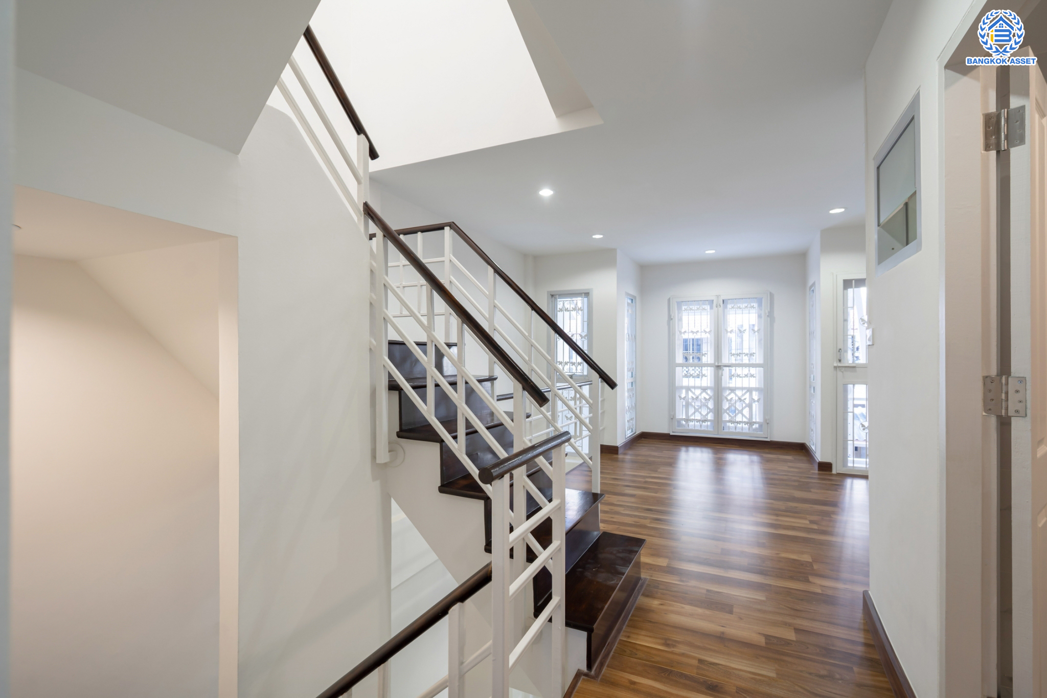 บ้านมือสองตกแต่งใหม่ ม.บ้านริมสวน ดอนเมือง เนื้อที่ 17.6 ตร.ว. ฟังก์ชันจัดเต็ม 3 ห้องนอน 3 ห้องน้ำ จอดรถได้ 2 คัน มีความเป็นส่วนตัว เดินทางเข้าสู่ใจกลางเมืองได้อย่างสะดวกสบาย ใกล้สนามบินดอนเมือง และทางด่วนศรีสมาน